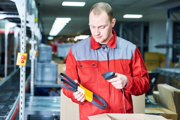 Werknemer met laser barcodescanner in magazijn — Stockfoto