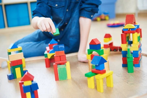 Crianças brincando com blocos dentro de casa — Fotografia de Stock