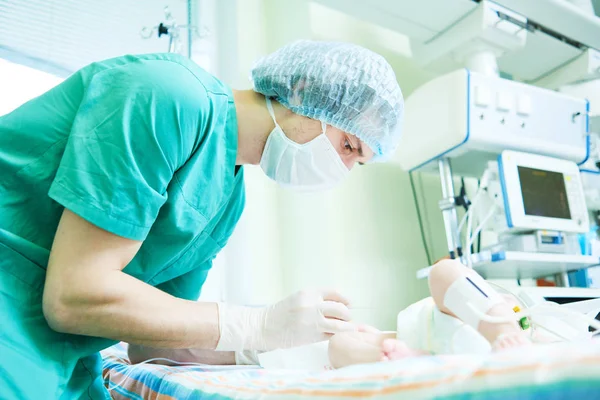 Neonatal återupplivning. Läkare som gör intensiv terapi till nyfödda barn — Stockfoto
