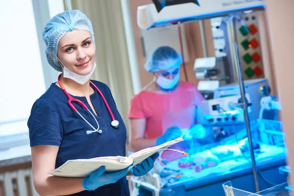 Retrato médico femenino frente a la unidad de cuidados intensivos para bebés recién nacidos — Foto de Stock