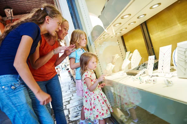 Smycken shopping. Kvinna och barn glada visning på skyltfönstret — Stockfoto