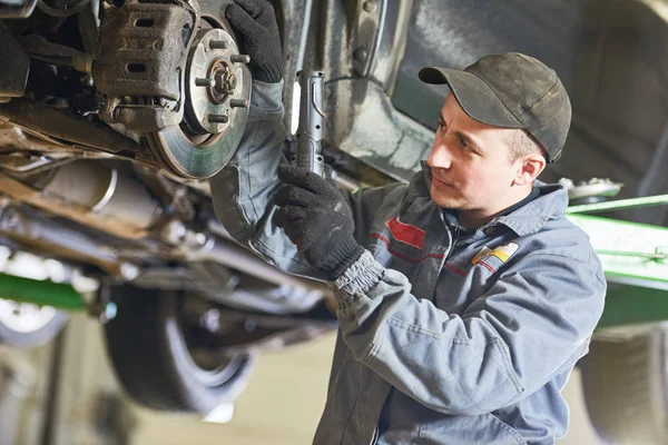 Auto reparatieservice. Monteur inspectie van auto schorsing — Stockfoto