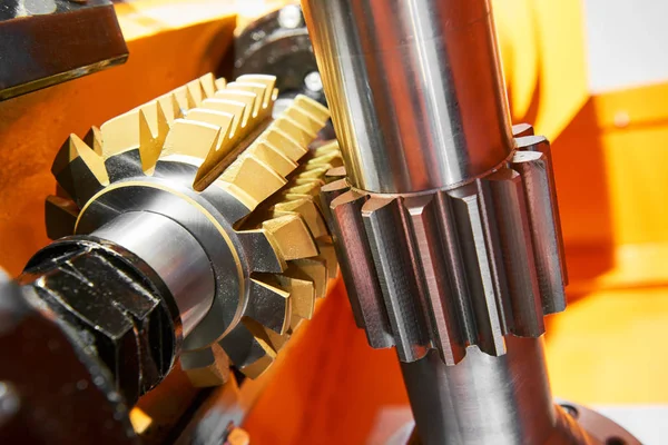 Mecanizado de rueda dentada de metal por herramienta de molino de cortador de placa —  Fotos de Stock