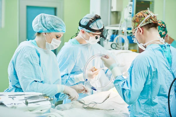 Sebészek a munka. női nővér működő gyermek-sebészet Kórház — Stock Fotó
