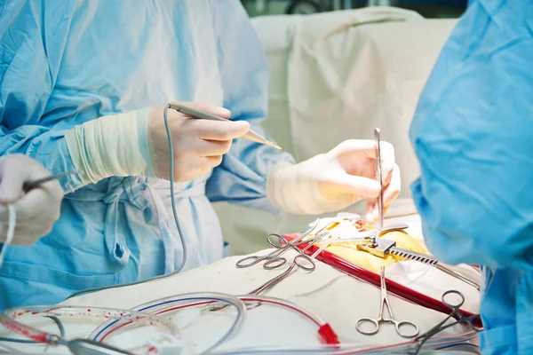 Chirurgie-operatie. handen van de chirurg met gereedschap — Stockfoto