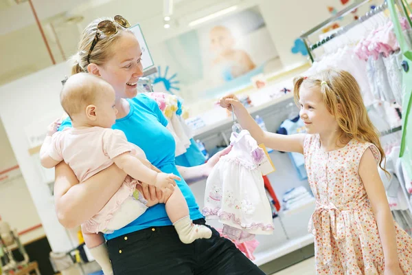 Familjen shopping. kvinna med baby i butik — Stockfoto