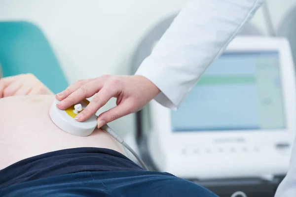 Cuidados de gravidez. cardiotocografia exame do batimento cardíaco fetal — Fotografia de Stock