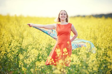 Kadın sarı tecavüz tohum çayır