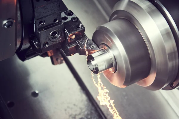 Ferramenta de corte em metal trabalhando na máquina de torno — Fotografia de Stock