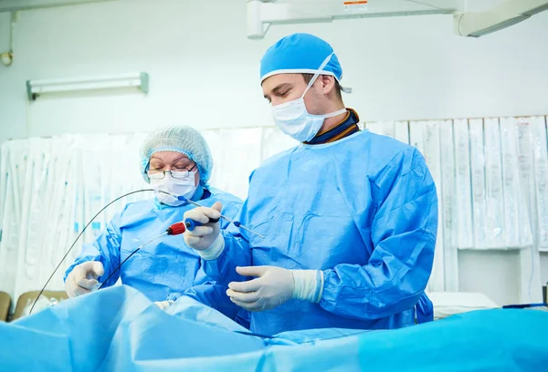 Интервенционная кардиология. Врач-хирург во время операции — стоковое фото