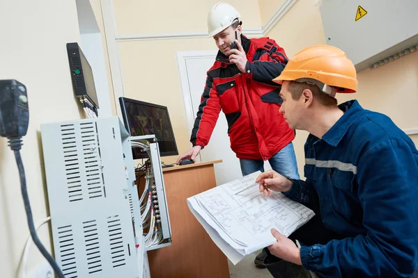 Technician worker adjusting video surveillance system — Stock Photo, Image