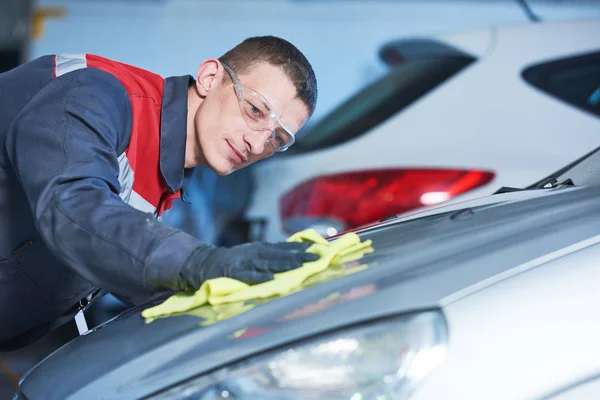 Homem de reparação trabalhador polimento automóvel carro corpo na garagem — Fotografia de Stock