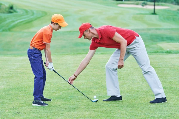 Мальчик играет в гольф летом — стоковое фото