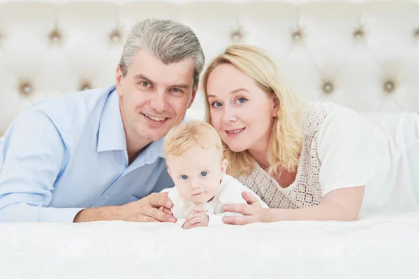 La famiglia dei genitori. Madre e padre che giocano con il piccolo neonato — Foto Stock