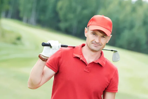 Гольфист на поле для гольфа с клубом — стоковое фото