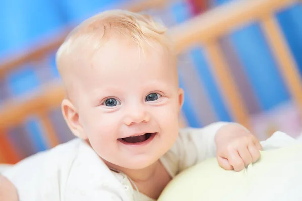 Sonriente bebé hembra de tres meses . —  Fotos de Stock