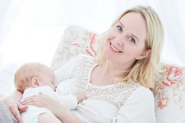 Borstvoeding geven. Moeder met baby. diervoeders — Stockfoto