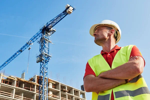 Trabajador de la construcción en la zona del edificio — Foto de Stock