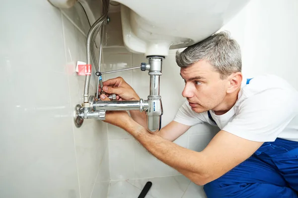 Homem encanador reparação torneira de torneira vazante — Fotografia de Stock