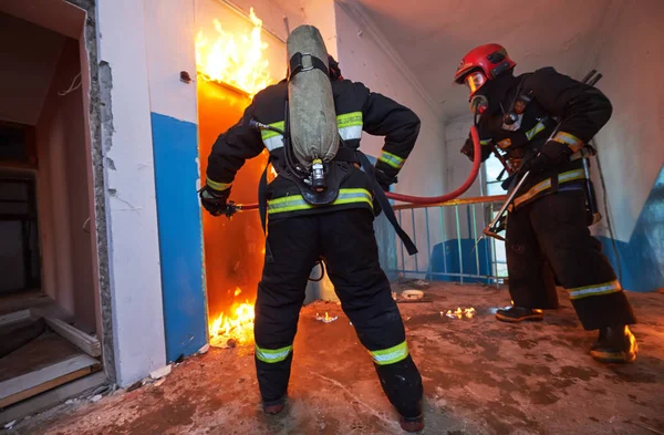 Firemans team during firefighting — Stock Photo, Image