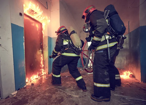 Ομάδα πυροσβεστών κατά τη διάρκεια πυρόσβεσης — Φωτογραφία Αρχείου