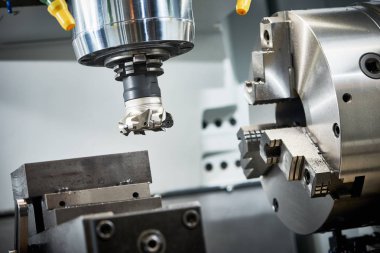 Fabrika kesicisiyle endüstriyel metalcilik kesme işlemi