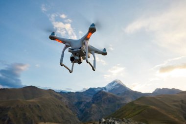 dağlarda dijital fotoğraf makinesi ile uçan uçak helikopter