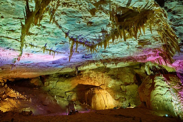 Kumistavi Formacje jaskini z sopleńca podświetlone. Kutaisi regionu, Georgia — Zdjęcie stockowe