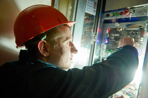 Electrician works with electronic equipment — Stock Photo, Image