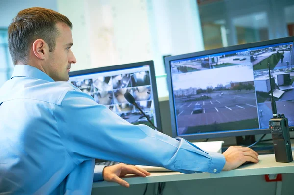 De werknemer van de veiligheid tijdens de controle. Video surveillancesysteem. — Stockfoto