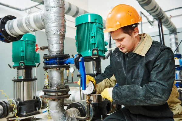 Encanador técnico do sistema de aquecimento na sala da caldeira — Fotografia de Stock