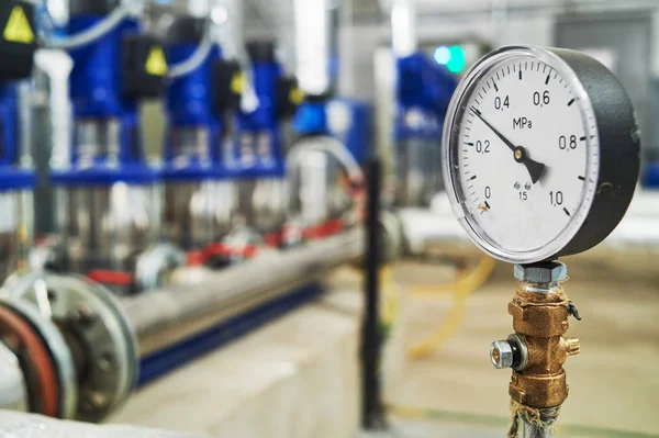 Manometer pipes and valve in water pump station — Stock Photo, Image