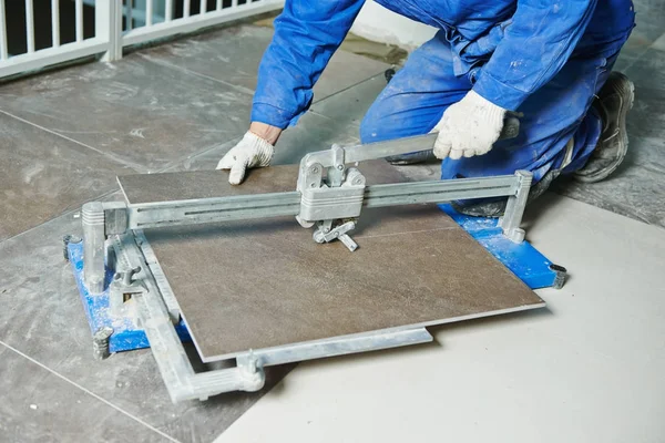 Tiler trabajando con el equipo de corte de azulejos — Foto de Stock