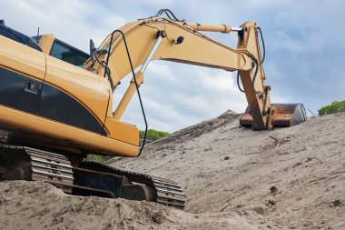 Ekskavatör yükleyici makine inşaat sahasında