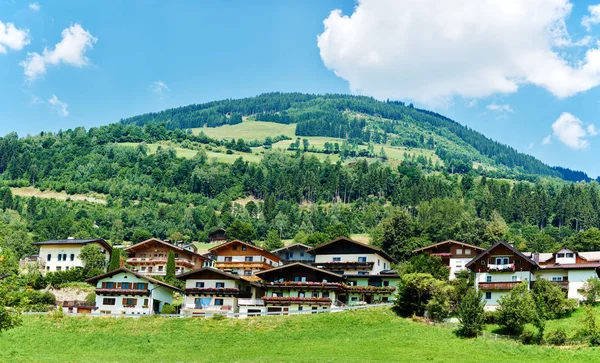 Petit village autrichien dans les Alpes tyroliennes — Photo