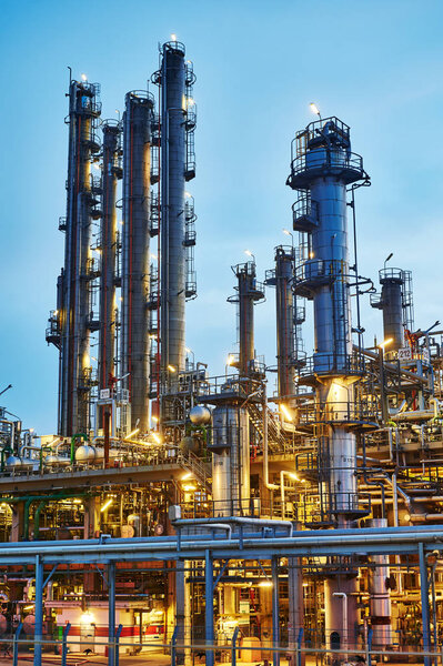 Завод или завод по переработке нефти
