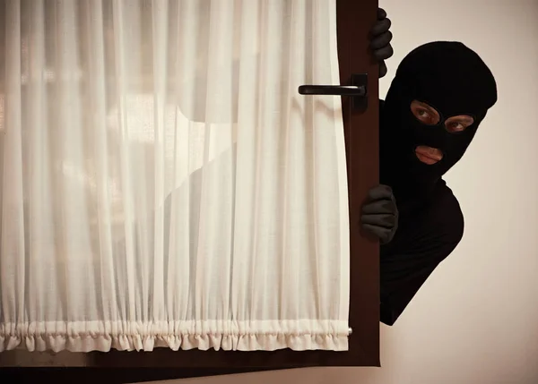 Invasão de um apartamento. Ladrão mascarado — Fotografia de Stock