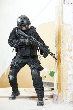 Makineli tüfekli özel kuvvetler saldırıya hazır.