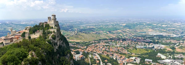Guaita Kulesi San Marino ile panoramik manzara
