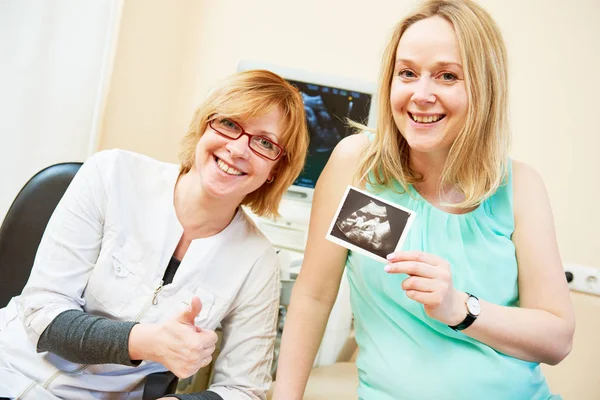 Ultra-sonografia. Gravidez. Ginecologista verificando a vida fetal com scanner . — Fotografia de Stock