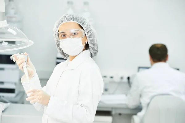 Pesquisador científico fazendo experiência em laboratório de farmácia — Fotografia de Stock