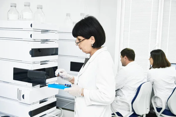 Chromatography. Researcher putting flask in equipment — Stock Photo, Image