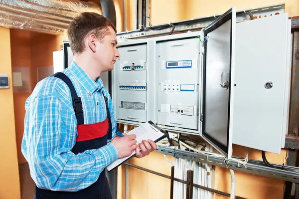 Electrician engineer worker — Stock Photo, Image