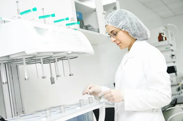 Pesquisador farmacêutico fazendo teste de dissolução — Fotografia de Stock