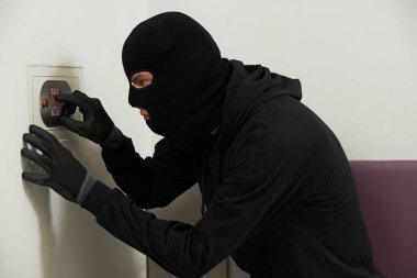 Hırsız maskeli sırasında güvenli codebreaking