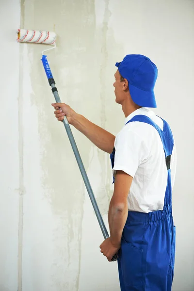 Pintor em casa trabalho de renovação com prime — Fotografia de Stock