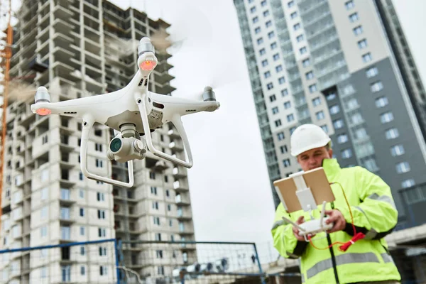 Drone operato dal muratore in cantiere — Foto Stock