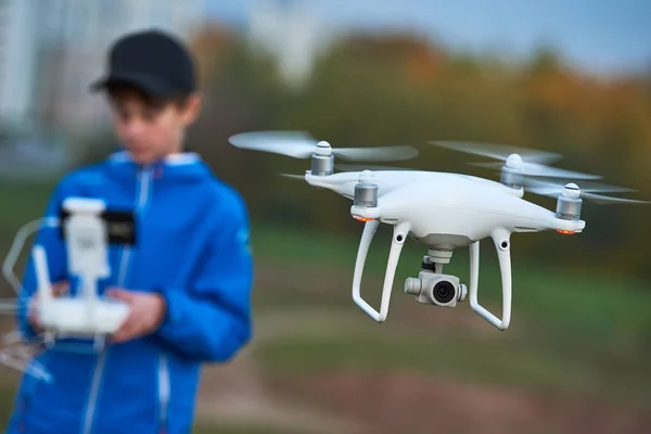 Genç adam uçan drone günbatımında işletim — Stok fotoğraf