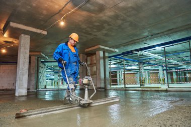 Beton zemin inşaat. İşçi screeder ile