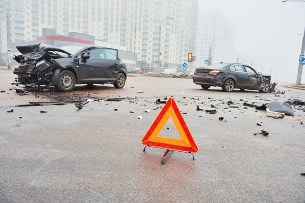 两辆汽车相撞或撞车事故。道路警示三角形符号聚焦 — 图库照片